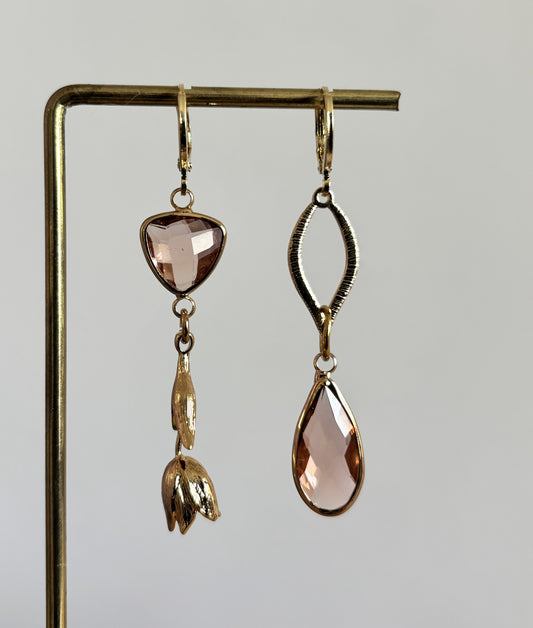 Asymmetrisch handgemaakt paar met 14k vergulde gouden materialen waaronder een gedraaide hanger en een tulp en glasbedels in de kleur champagne