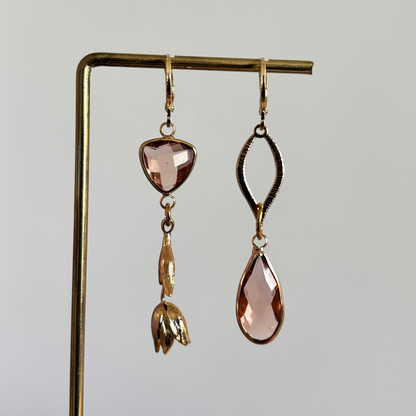 Asymmetrisch handgemaakt paar met 14k vergulde gouden materialen waaronder een gedraaide hanger en een tulp en glasbedels in de kleur champagne