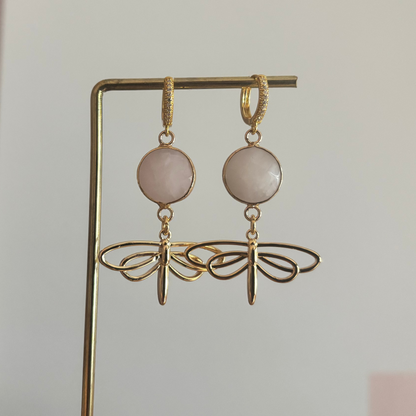 14k vergulde Libelle Stone oorbellen met een libelle bedel en subtiele steen, kort model van ca. 4 cm, verfijnd en licht van gewicht.