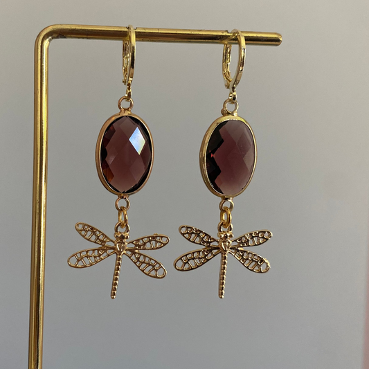 14K vergulde oorbellen met glasbedel in bordeaux rood bruin en libelle hanger