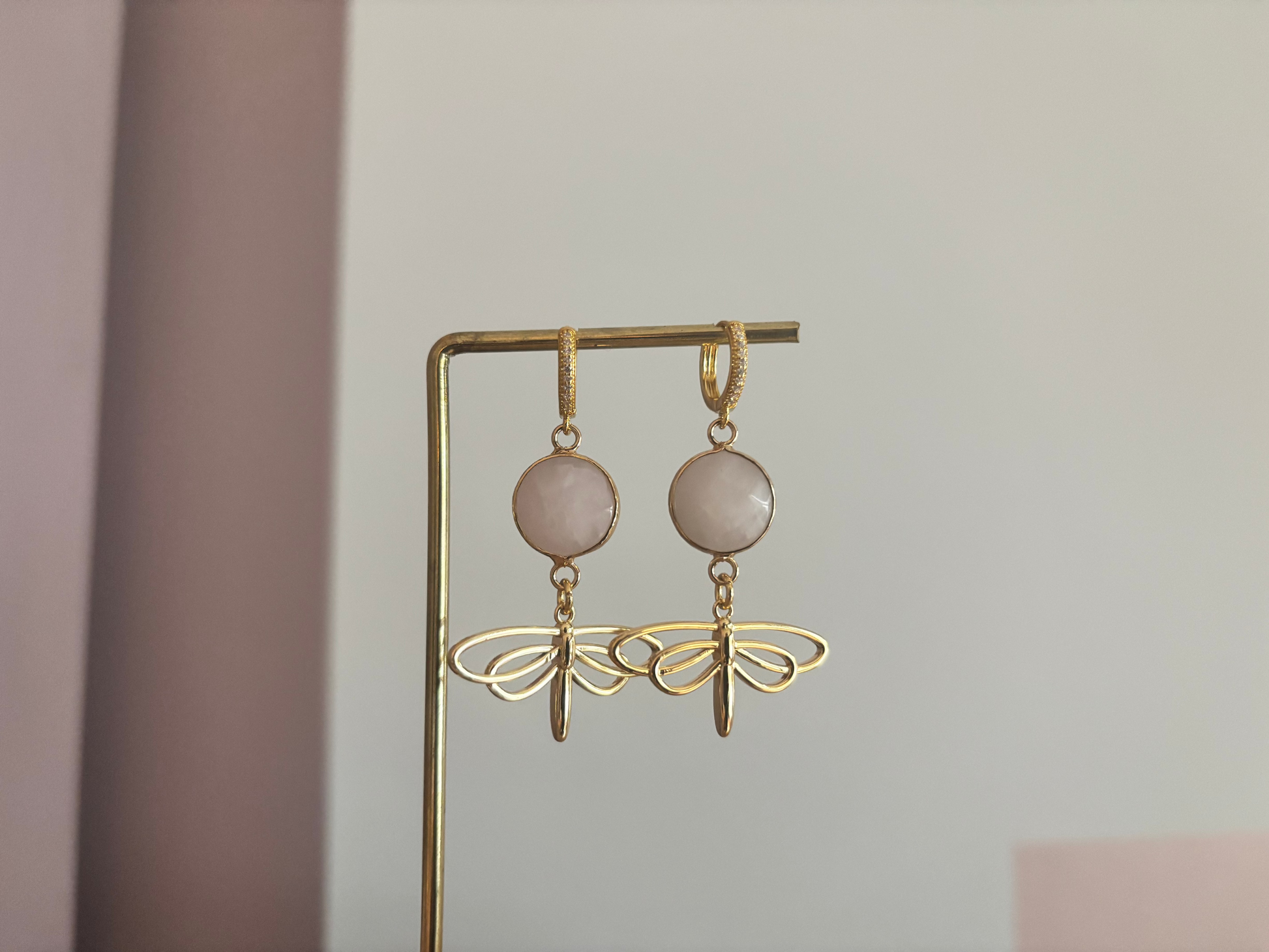 14k vergulde Libelle Stone oorbellen met een libelle bedel en subtiele steen, kort model van ca. 4 cm, verfijnd en licht van gewicht.