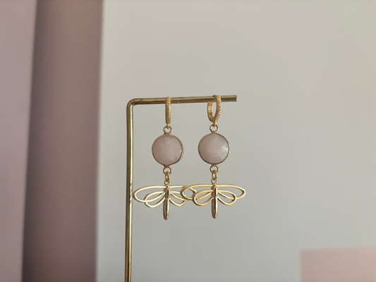 14k vergulde Libelle Stone oorbellen met een libelle bedel en subtiele steen, kort model van ca. 4 cm, verfijnd en licht van gewicht.