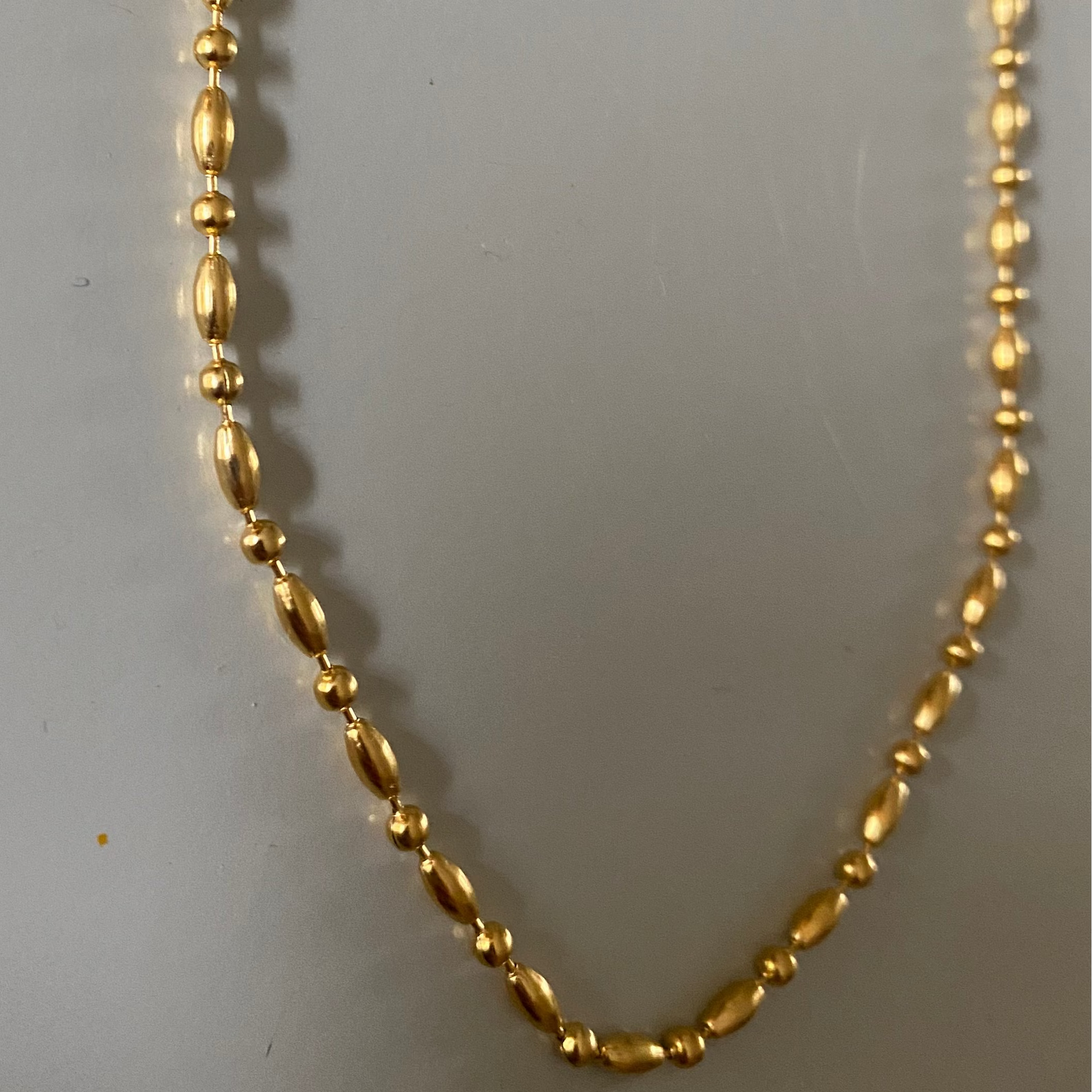 Minimalistische kettinkjes met PVD 24k goudlaag, roestvrij staal, 45 + 5 cm, te personaliseren met een bedel uit de bedelcollectie