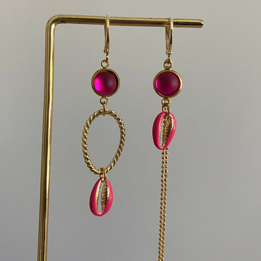 Handgemaakte asymmetrische zomeroorbellen in 14K verguld goud met kleine fuchsia bedels, vergulde gouden bedels en fuchsia schelpen.