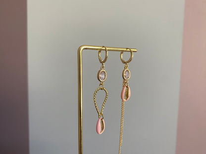 Handgemaakte asymmetrische zomeroorbellen in 14K verguld goud met kleine zachtroze glasbedels, vergulde gouden bedels en zachtroze schelpen.