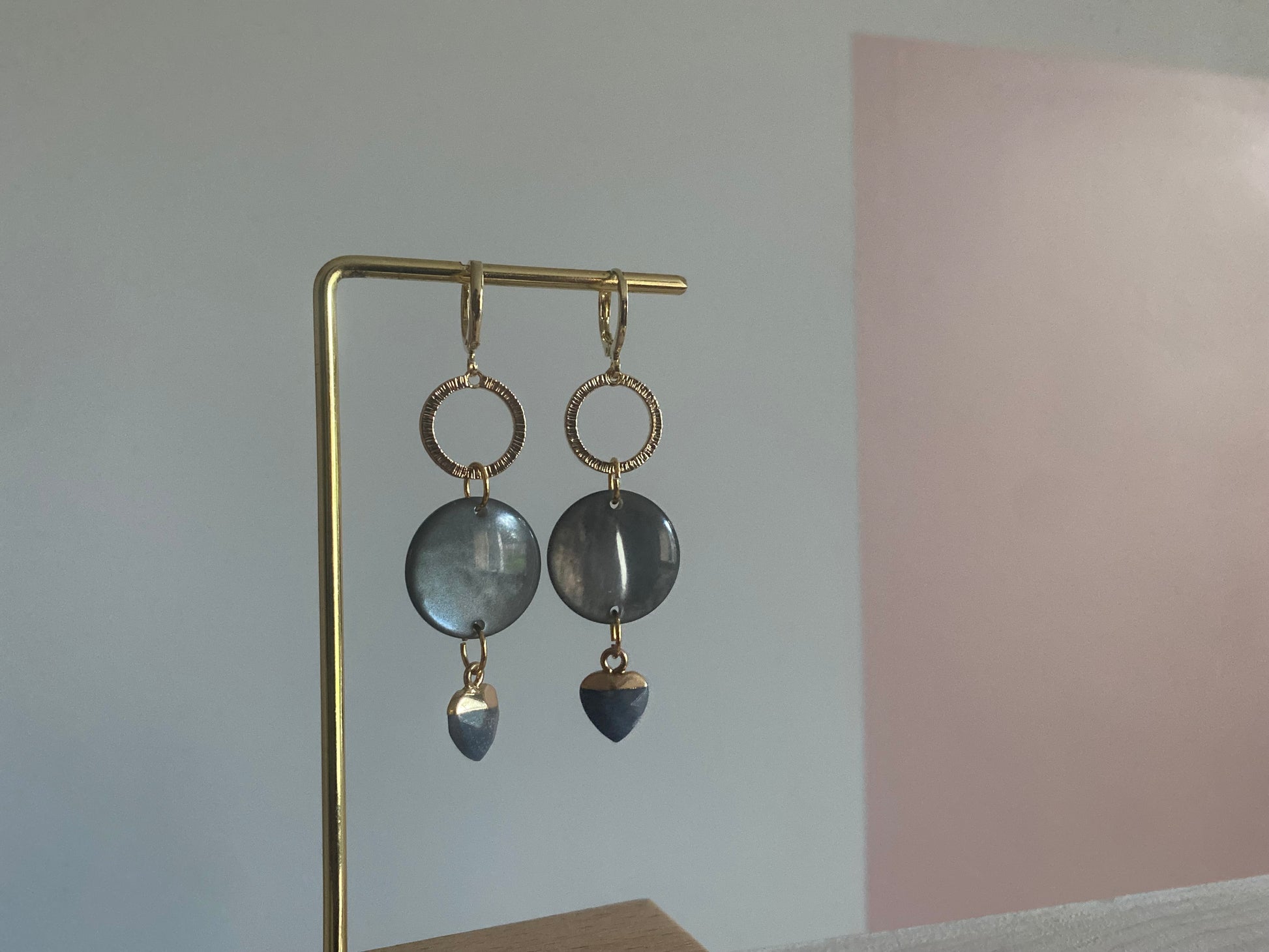 14K vergulde stekers met een prachtige glanzende cabochon en een mini natuurstenen hartje 
