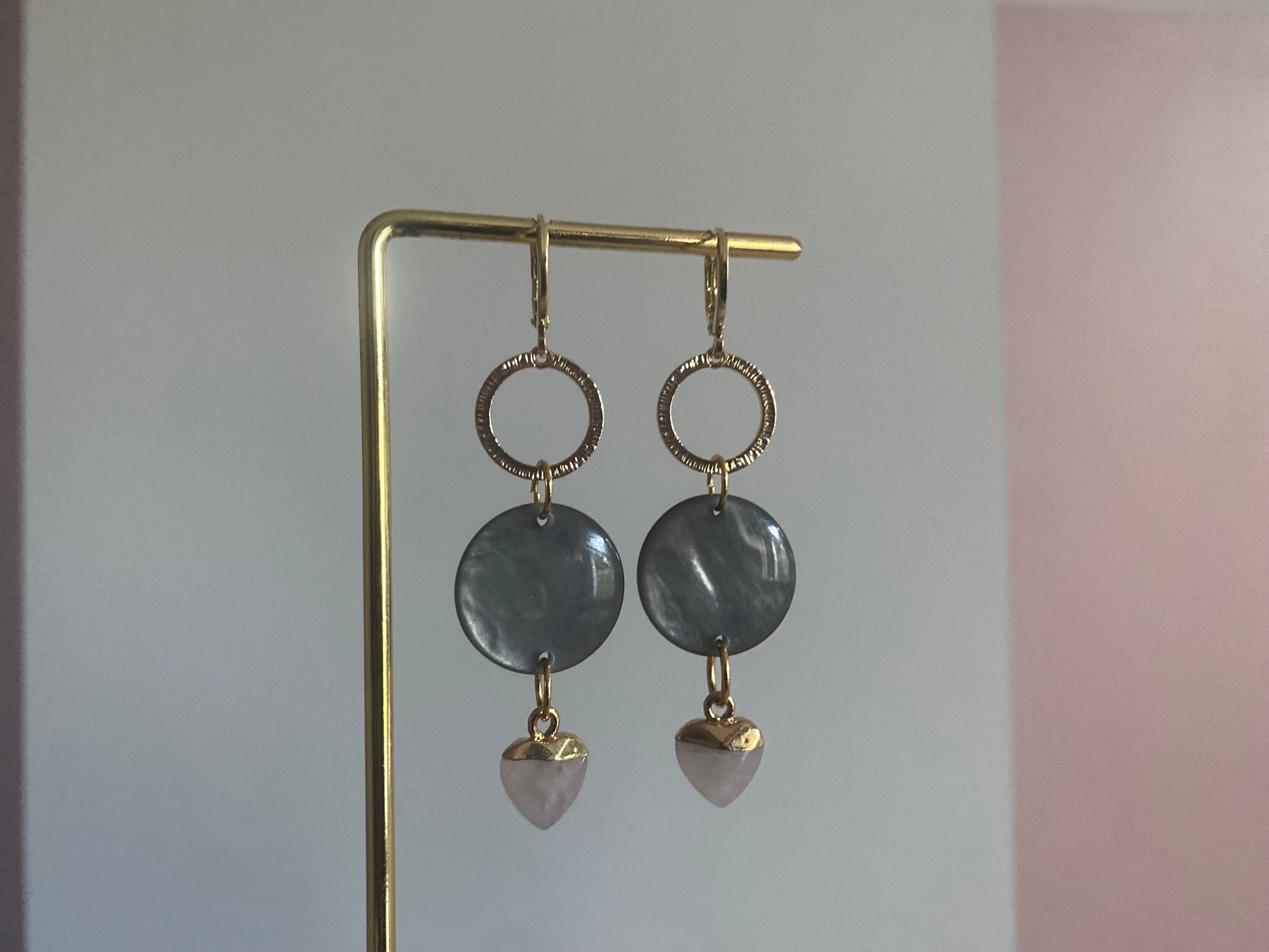 14K vergulde stekers met een prachtige glanzende cabochon en een mini natuurstenen hartje 