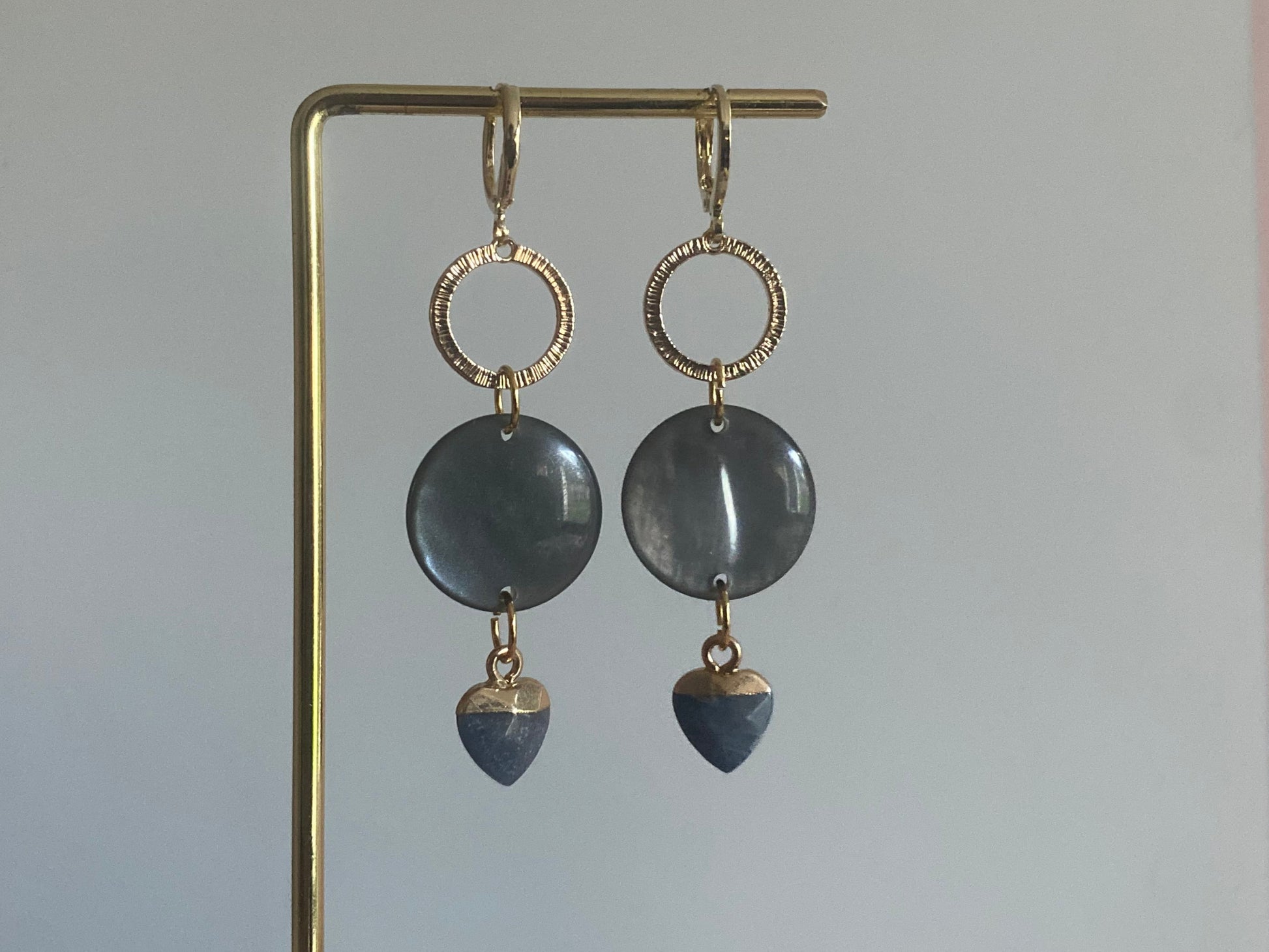 14K vergulde stekers met een prachtige glanzende cabochon en een mini natuurstenen hartje 