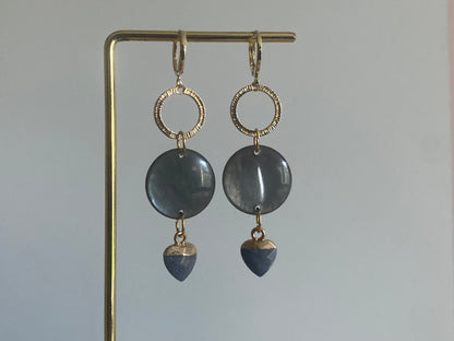 14K vergulde stekers met een prachtige glanzende cabochon en een mini natuurstenen hartje 