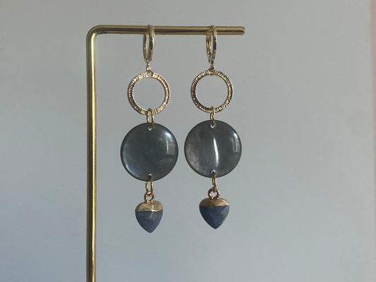 14K vergulde stekers met een prachtige glanzende cabochon en een mini natuurstenen hartje 