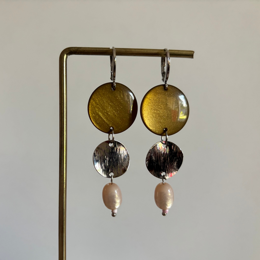 Zilverkleurige gelaagde oorbellen Linde Legergroen Zilver met marmerlook cabochon, geborsteld metalen rondje en een zachtroze kraal.