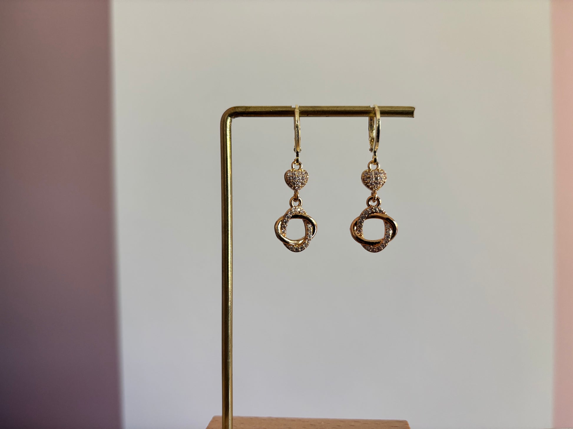 Goudkleurige oorbellen met klepringetje en bedels van zirkonia, inclusief hartje en knoopvormige hanger, ca. 3 cm