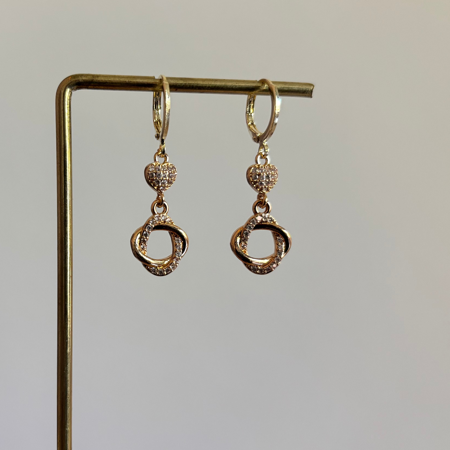 Goudkleurige oorbellen met klepringetje en bedels van zirkonia, inclusief hartje en knoopvormige hanger, ca. 3 cm