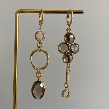 Lola asymmetrische oorbellen met taupekleurige glazen bedel, eigen ontworpen stenen, mini twisted ring, zirkonia steentjes en kwastje met sleuteltje, 14k verguld