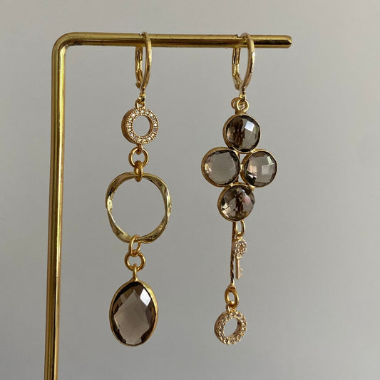 Lola asymmetrische oorbellen met taupekleurige glazen bedel, eigen ontworpen stenen, mini twisted ring, zirkonia steentjes en kwastje met sleuteltje, 14k verguld