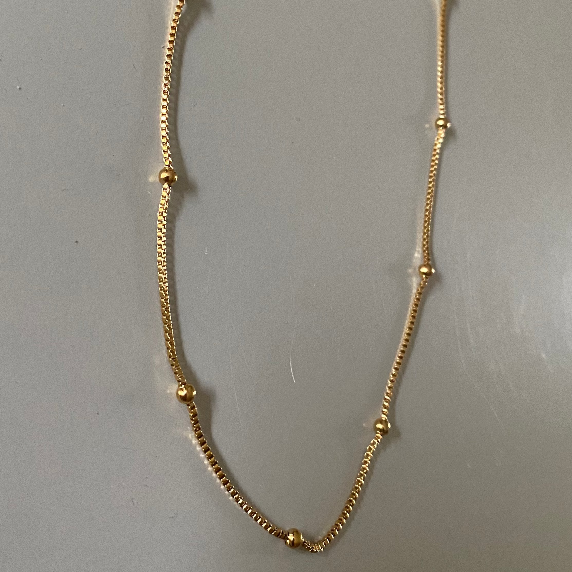 Minimalistische kettinkjes met PVD 24k goudlaag, roestvrij staal, 45 + 5 cm, te personaliseren met een bedel uit de bedelcollectie