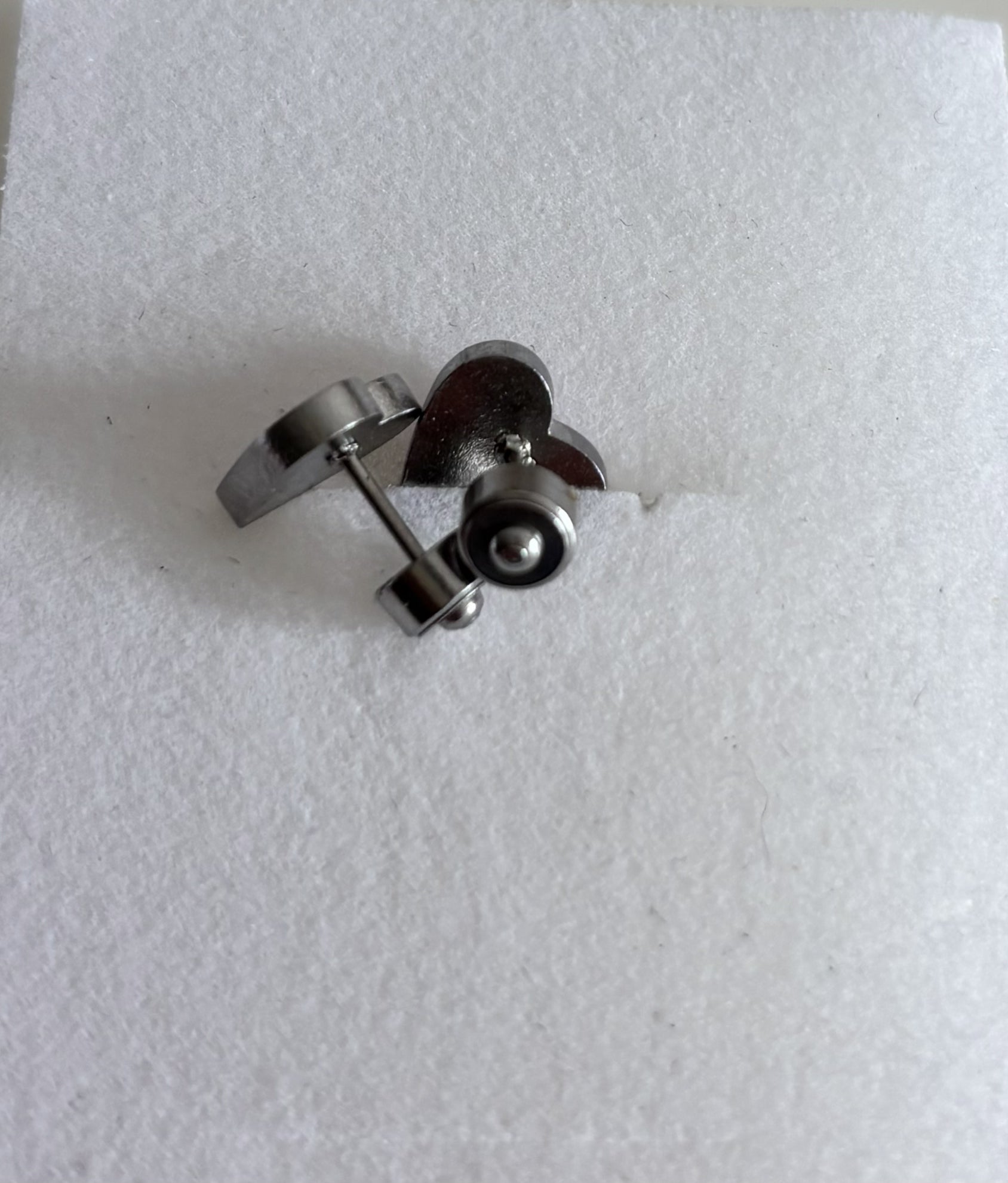 Hypoallergene stainless steel kinderoorbellen hartjes voorzien van afgevlakte dopjes tegen prikkende pinnetjes.