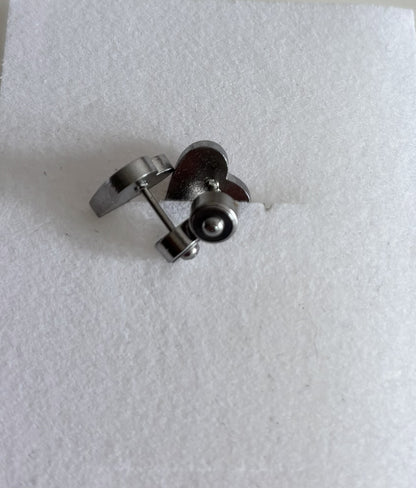 Hypoallergene stainless steel kinderoorbellen hartjes voorzien van afgevlakte dopjes tegen prikkende pinnetjes.