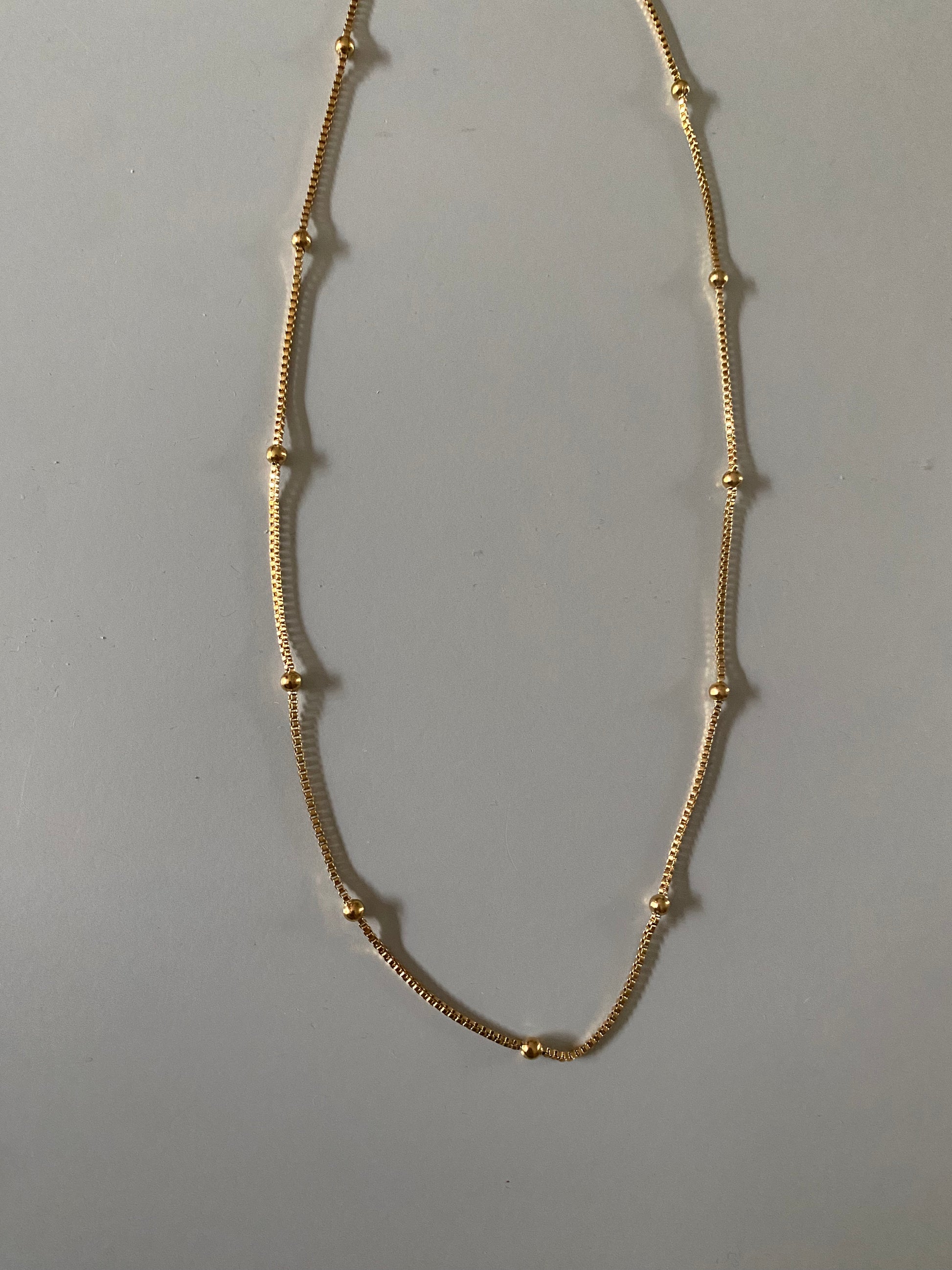 Minimalistische kettinkjes met PVD 24k goudlaag, roestvrij staal, 45 + 5 cm, te personaliseren met een bedel uit de bedelcollectie