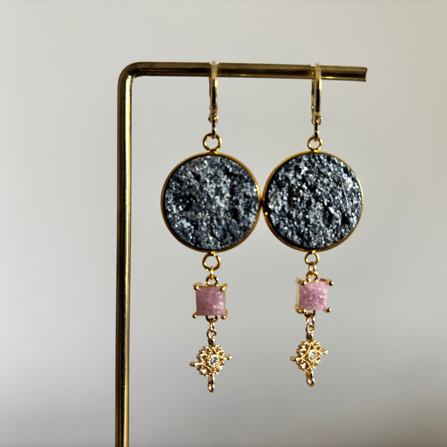 Oorbellen met reliëf cabochon steen en zirkonia bloemetje