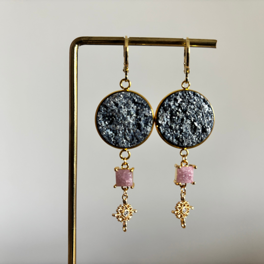 Oorbellen met reliëf cabochon steen en zirkonia bloemetje