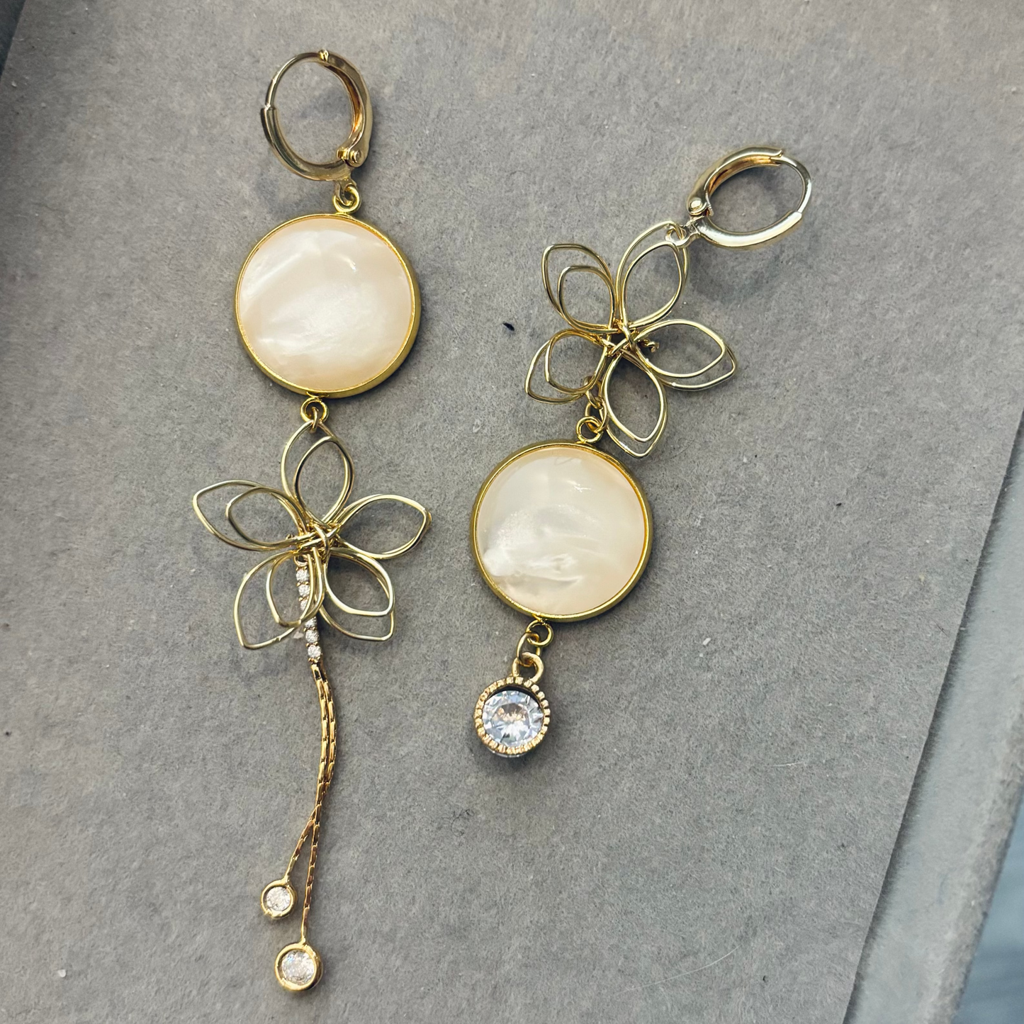 asymmetrisch set met witte cabochons, draadbedel bloemen en zirkonia