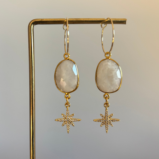 "14k vergulde oorbellen met ovale maansteen en stervormige hangers van zirkonia."