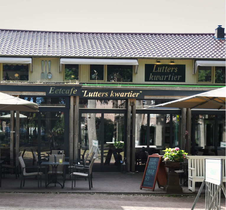 Een foto van de voorzijde van eetcafe 't Lutters Kwartier