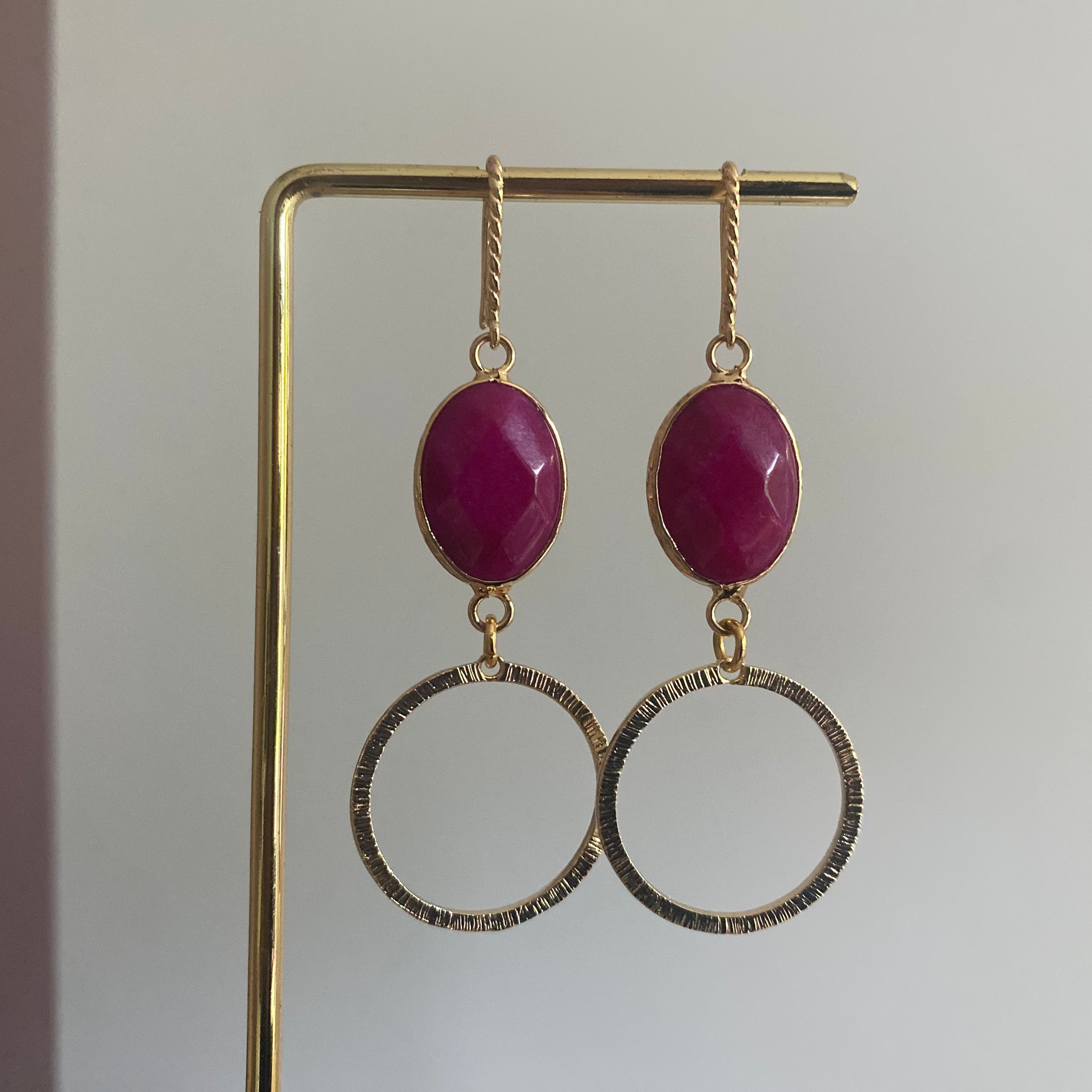 14k vergulde oorringen met fuchsia ovale natuursteen en gehamerde ring, ca. 6 cm lang.