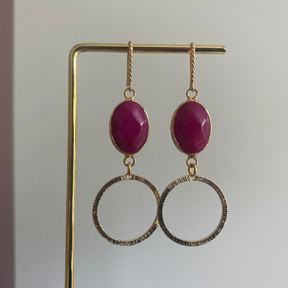 14k vergulde oorringen met fuchsia ovale natuursteen en gehamerde ring, ca. 6 cm lang.