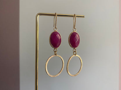 14k vergulde oorringen met fuchsia ovale natuursteen en gehamerde ring, ca. 6 cm lang.