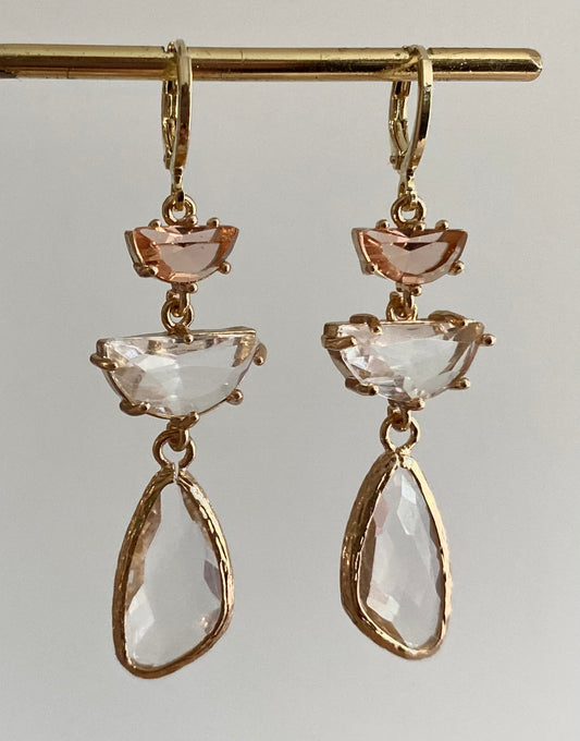 14K vergulde ringetjes met perzikkleurige halve maan glasbedel, een transparante halve maan glasbedel en een asymmetrische transparante langwerpige glasbedel.
