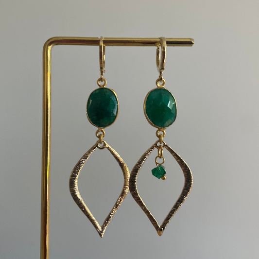14k vergulde oorbel met donkergroene steen en gehamerde druppelvormige hanger, ca. 6 cm lang