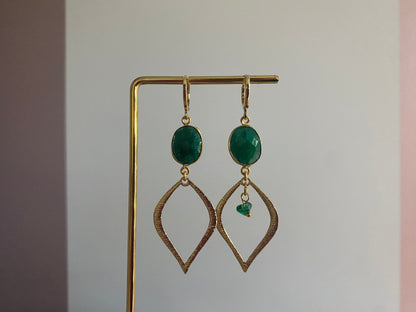 14k vergulde oorbel met donkergroene steen en gehamerde druppelvormige hanger, ca. 6 cm lang