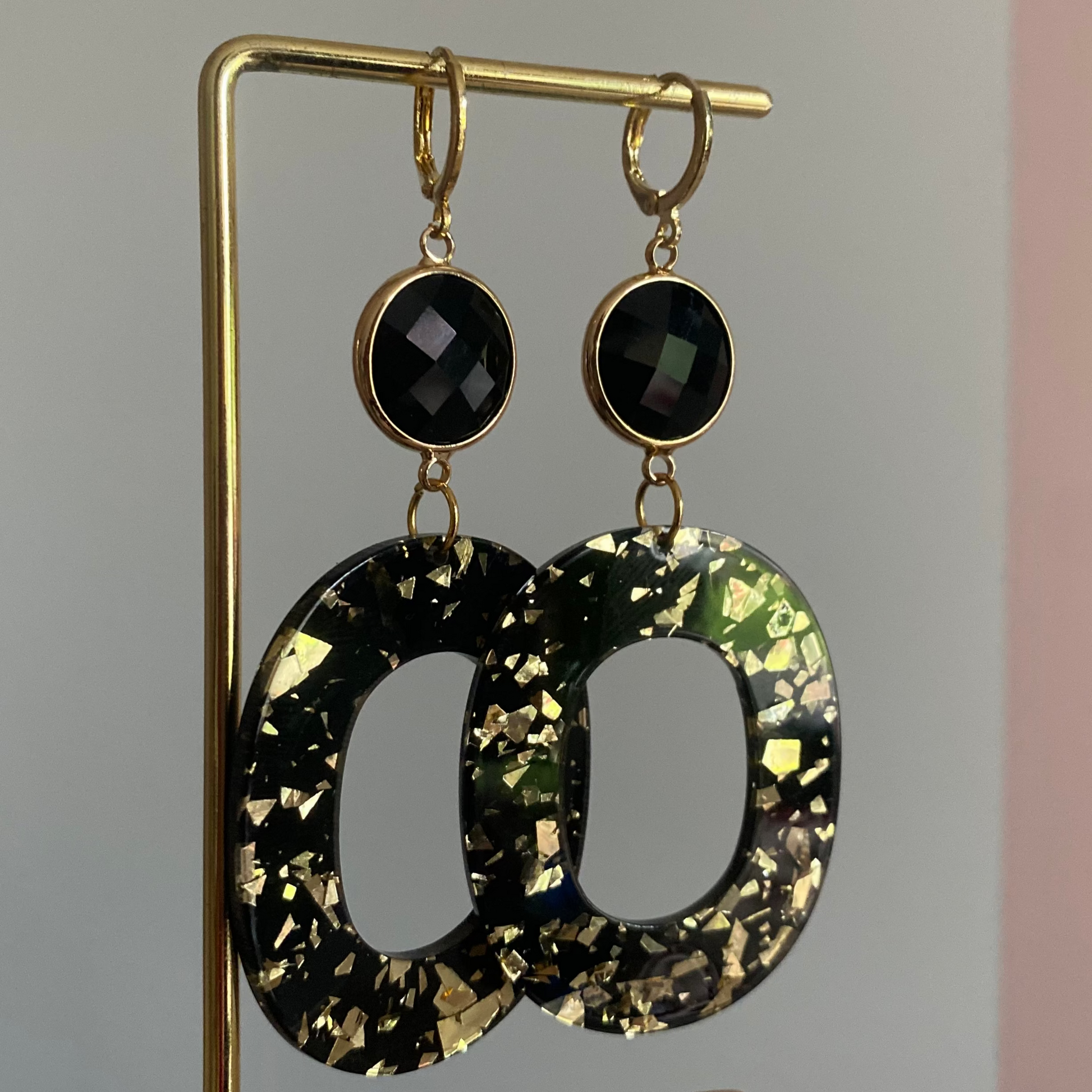 Statement oorbel Machteld met acryl hanger in zwart en bladgouden snippers