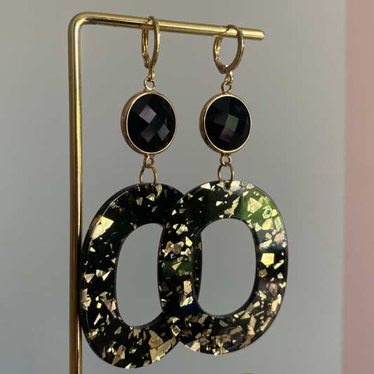 Statement oorbel Machteld met acryl hanger in zwart en bladgouden snippers
