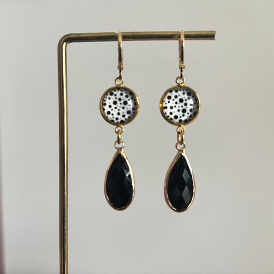 Gouden 14k vergulde oorbellen Macy met ronde zwart-wit gestipte hangers en zwarte druppelvormige stenen