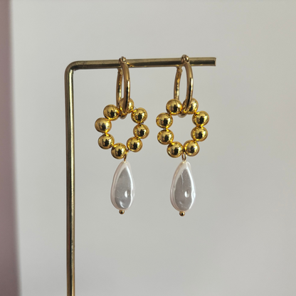 Gouden oorbellen Mae van RVS en goldfilled kralen met witte druppelvormige zoetwaterparels.