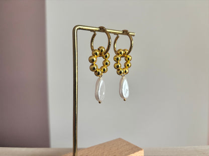 Gouden oorbellen Mae van RVS en goldfilled kralen met witte druppelvormige zoetwaterparels.