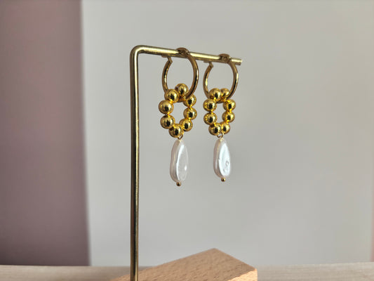 Gouden oorbellen Mae van RVS en goldfilled kralen met witte druppelvormige zoetwaterparels.