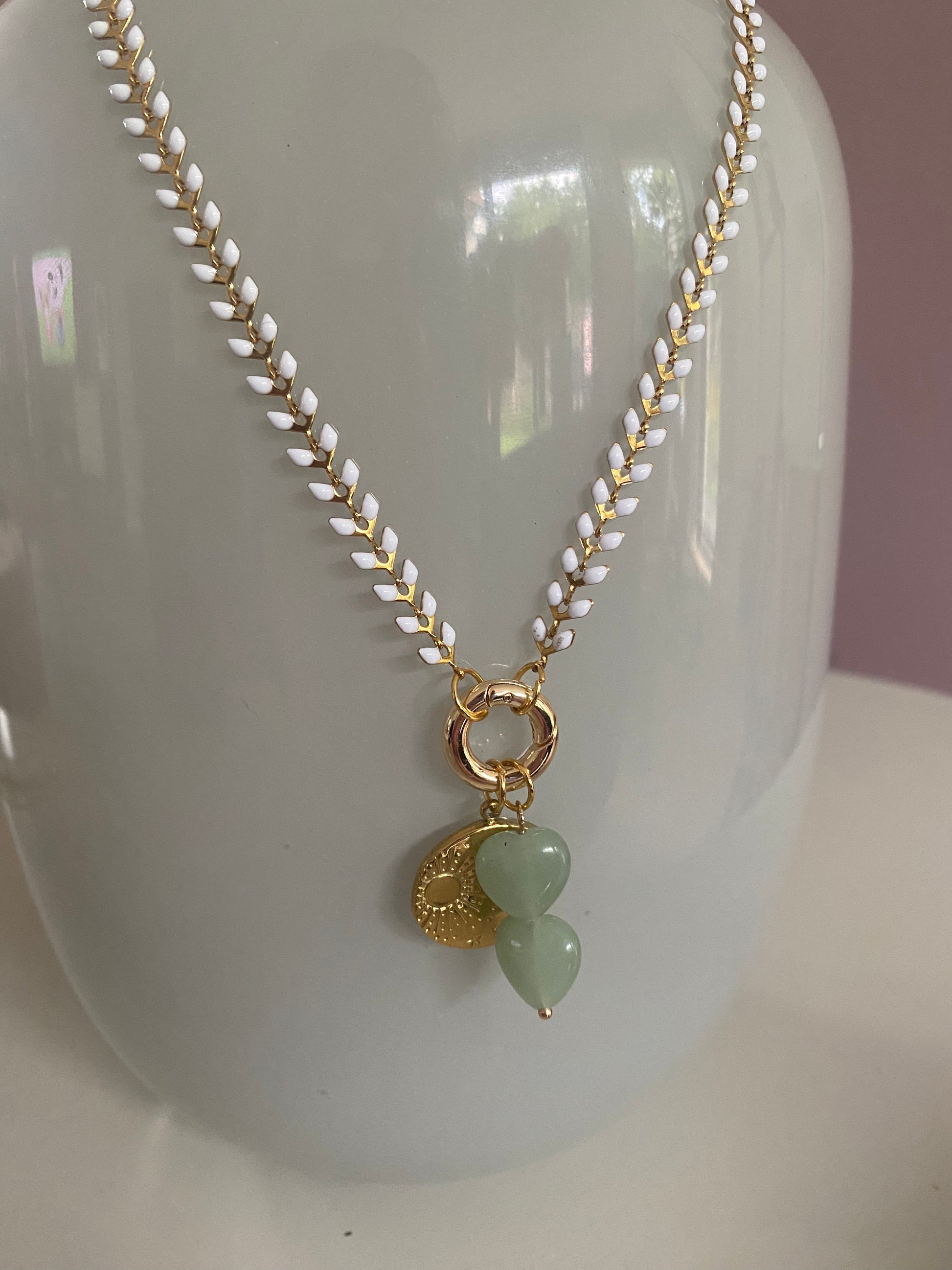 Emaille witte blaadjes ketting met daaraan een connector en 18K vergulde zon maar sterren bedel en 2 jadegroene natuurstenen hartjes aan een connector.