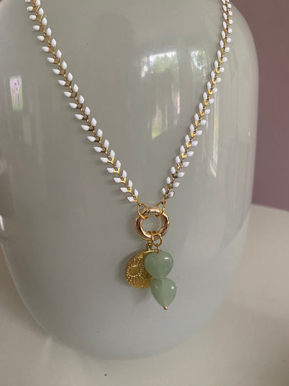 Emaille witte blaadjes ketting met daaraan een connector en 18K vergulde zon maar sterren bedel en 2 jadegroene natuurstenen hartjes aan een connector.