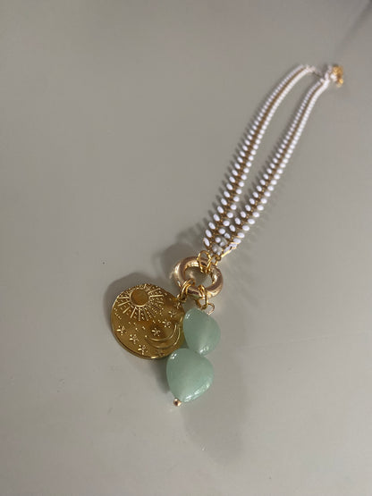 Emaille witte blaadjes ketting met daaraan een connector en 18K vergulde zon maar sterren bedel en 2 jadegroene natuurstenen hartjes aan een connector.