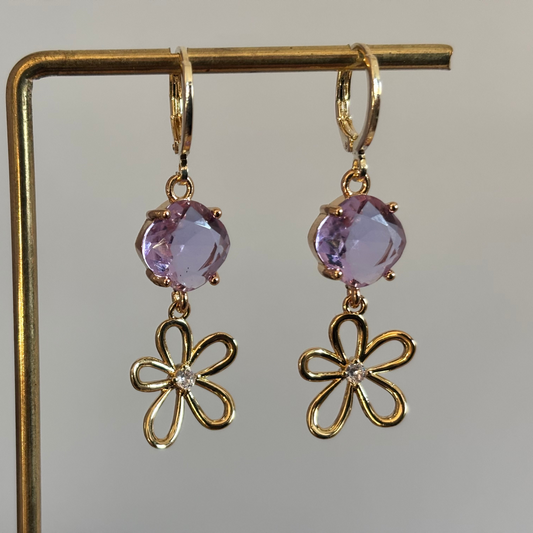 Korte 14K vergulde oorbellen met ronde lila glasbedel en een gouden bloemetje met zirkonia.