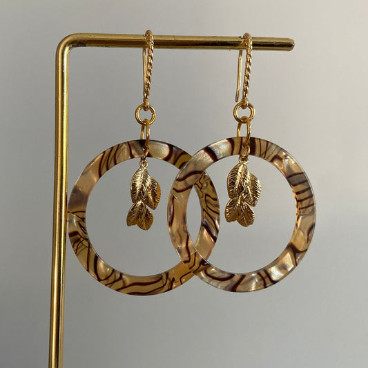 Maren oorbellen met resin hanger in bruintinten en subtiele 14k vergulde stekers, lichtgewicht en combineerbaar met andere Lellebelle