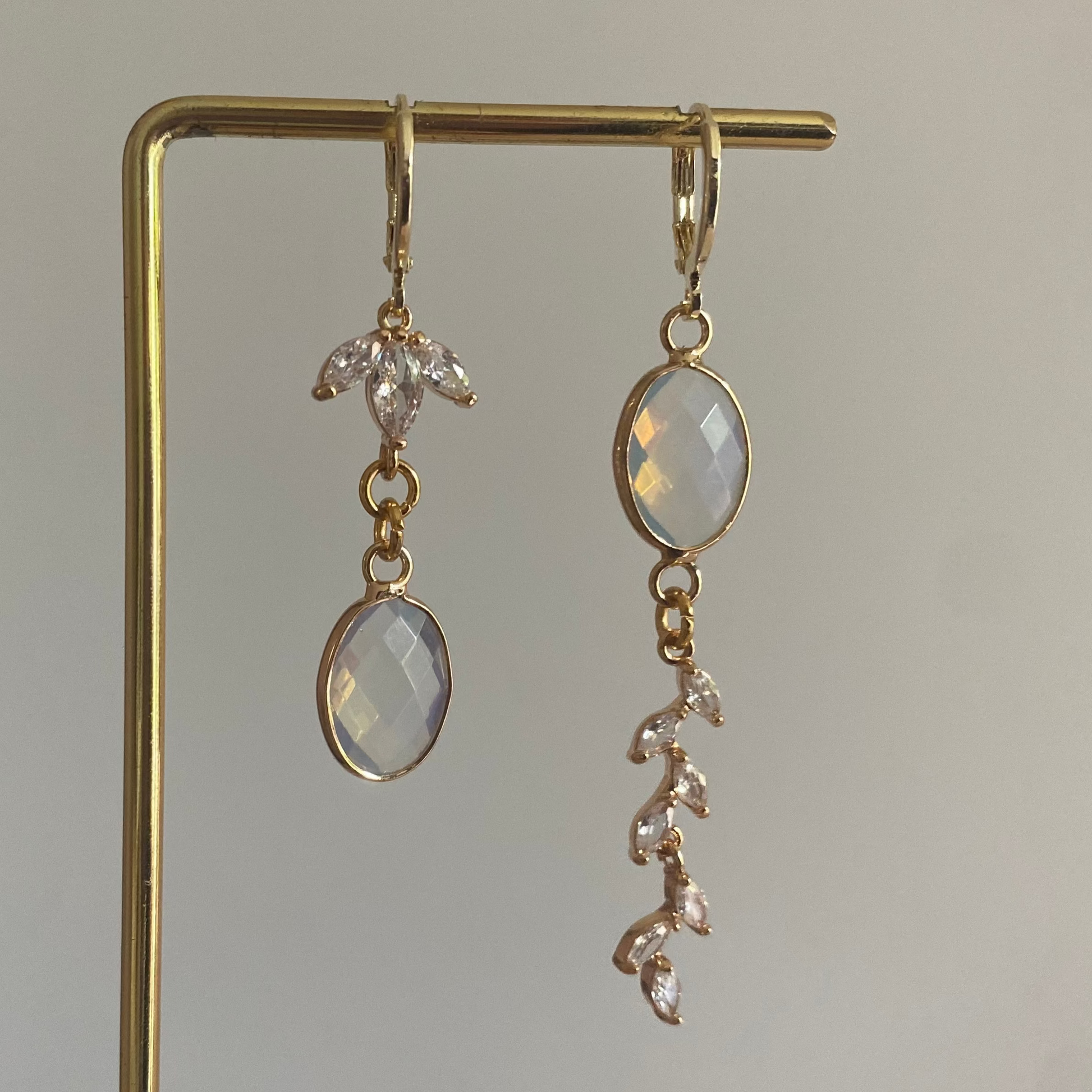 Handgemaakte 14K vergulde oorbellen met zirkonia esdoorn blad bladeren en opal kleurige glasbedels 
