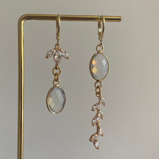 Handgemaakte 14K vergulde oorbellen met zirkonia esdoorn blad bladeren en opal kleurige glasbedels 