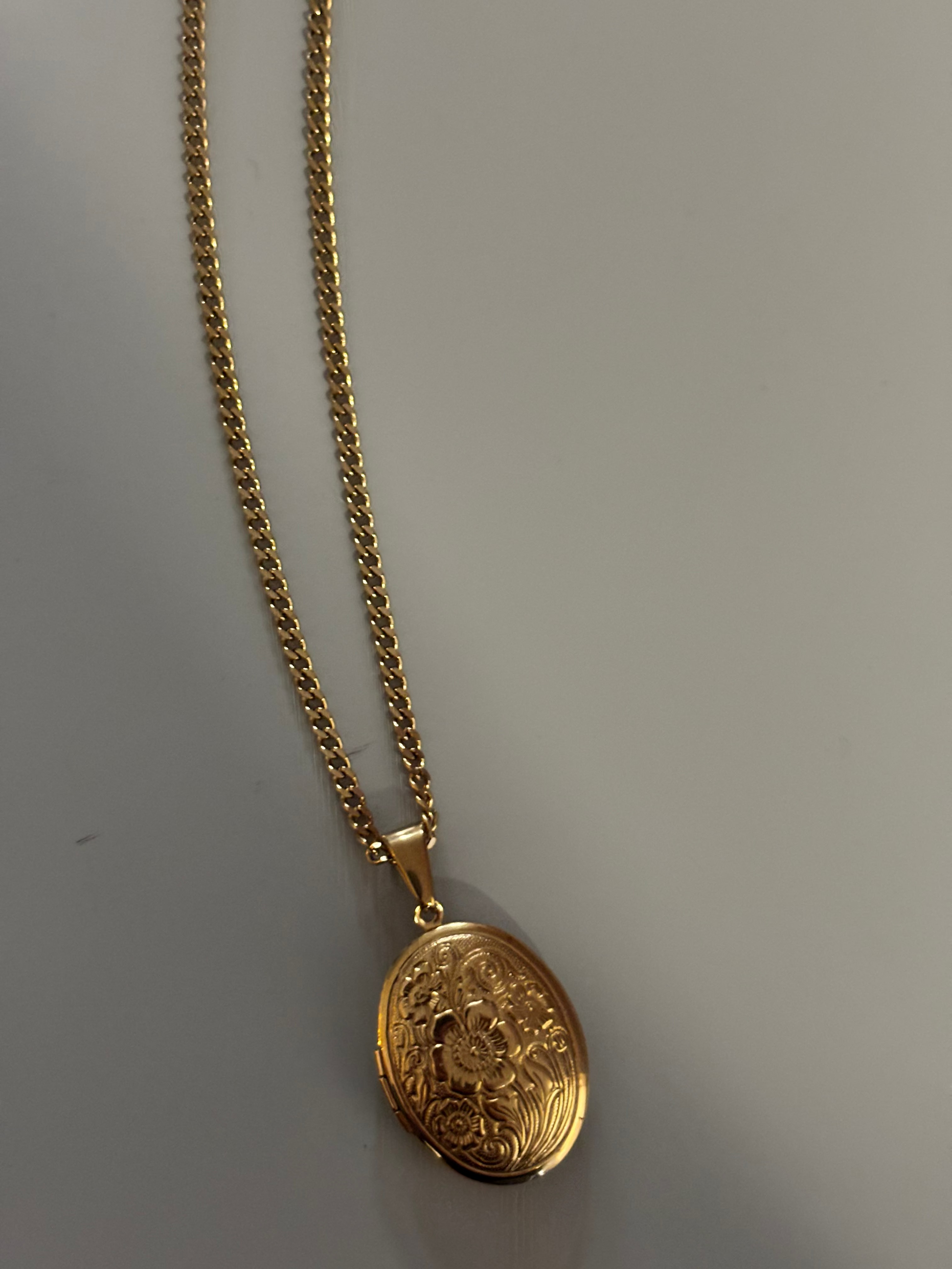 Drie medaillons: rond, ovaal en shell-vierkant, met ruimte voor een foto, op 14k vergulde kettingen van 45 en 60 cm.