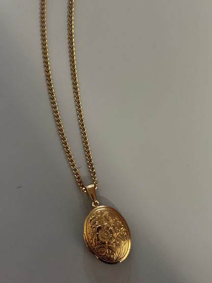 Drie medaillons: rond, ovaal en shell-vierkant, met ruimte voor een foto, op 14k vergulde kettingen van 45 en 60 cm.