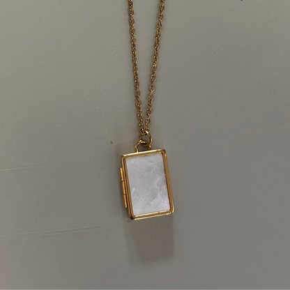 Drie medaillons: rond, ovaal en shell-vierkant, met ruimte voor een foto, op 14k vergulde kettingen van 45 en 60 cm.